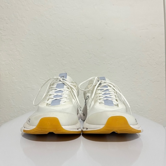 SOLD! ON CLOUDNOVA Women’s Running Shoes. Size 10. Discontinued Color. - Picture 5 of 7